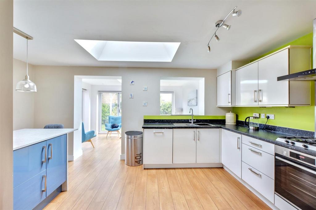 Kitchen 2.jpeg