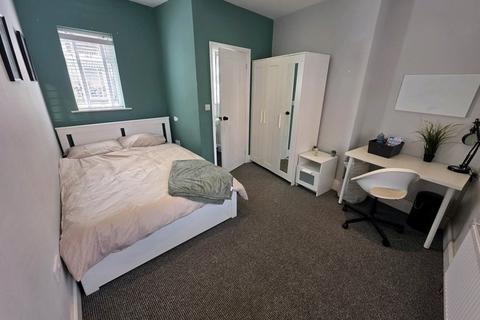 5 bedroom house to rent, Bingham Street, Manchester M27