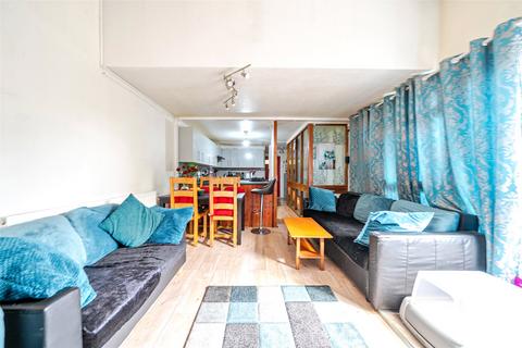 Flat 5, Fountain House Sadler Close, Mitcham, CR4 3EG