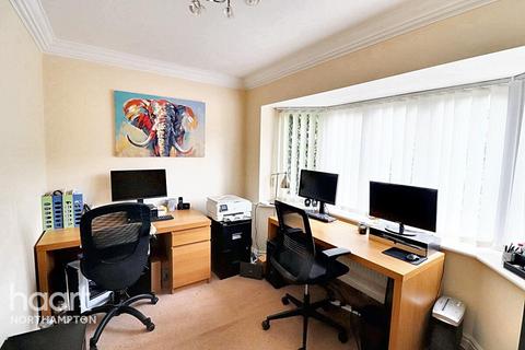 5 bedroom detached house for sale, Martlet Close, Northampton