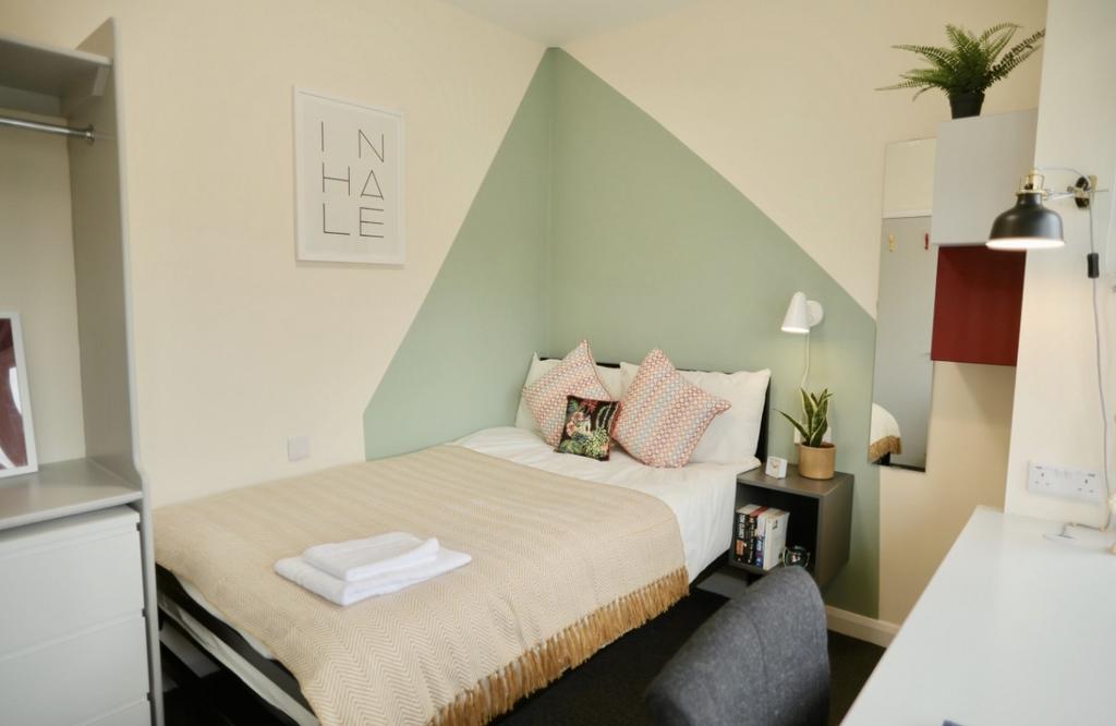This inviting double bedroom features stylish d...