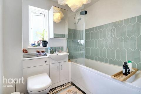 1 bedroom flat for sale, Forsythia Close, Ilford