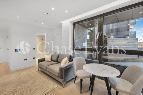 Studio to rent, Salutation Gardens, Clerkenwell, London, WC1X