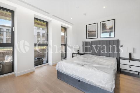 Studio to rent, Salutation Gardens, Clerkenwell, London, WC1X