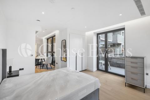 Studio to rent, Salutation Gardens, Clerkenwell, London, WC1X