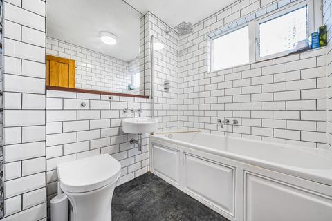 24 Lucorn Close, London, SE12 0SX
