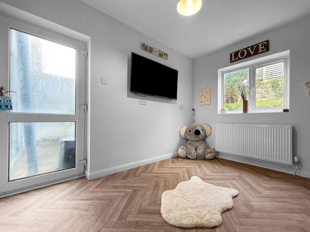 Sitting Room/Bedroom 5