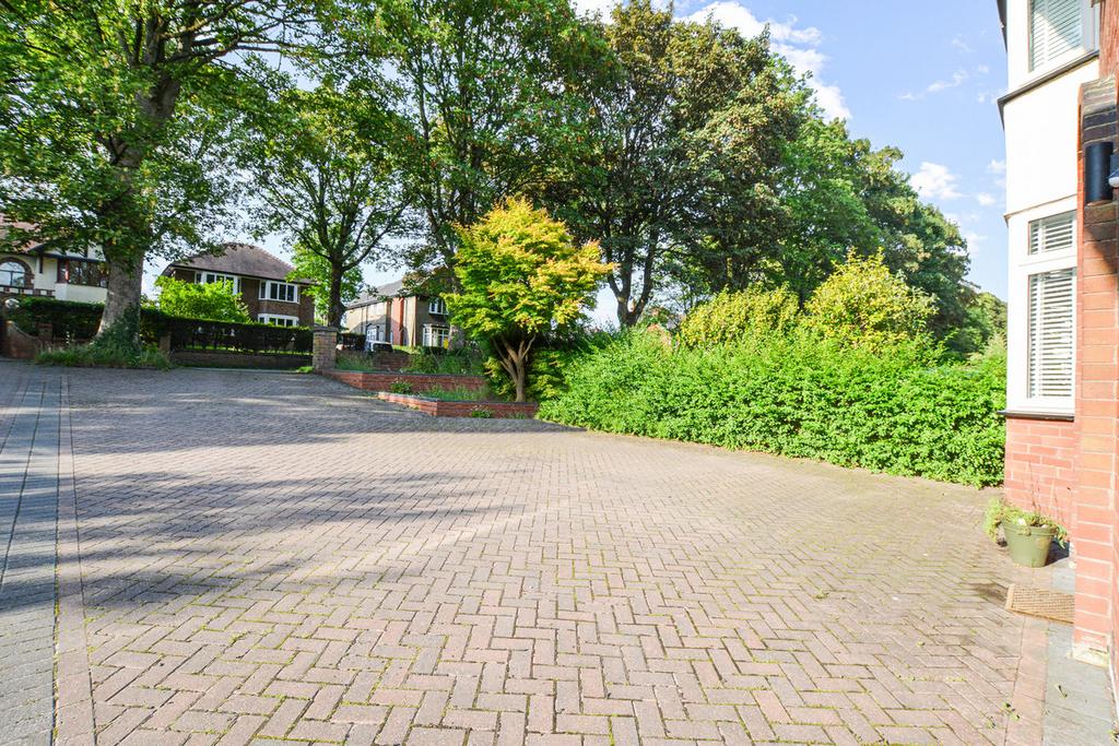 Gardens & Driveway
