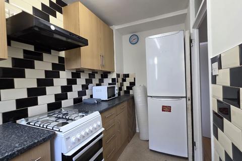 3 bedroom house share to rent, Flat , Gouldman House, Wyllen Close, London