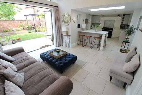 5 bedroom detached house for sale, Warwick Road, Warwick