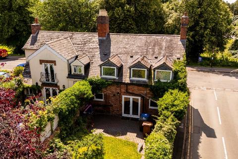4 Walsall Road, Lichfield, WS13 6RF