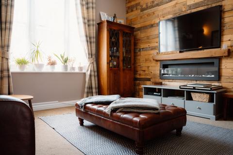 2 bedroom flat for sale, East Street, Crediton, EX17