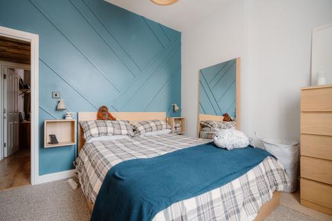 2 bedroom flat for sale, East Street, Crediton, EX17