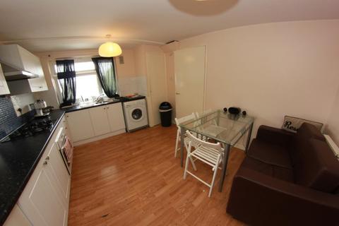 5 bedroom flat to rent, Malmesbury Road, London E3