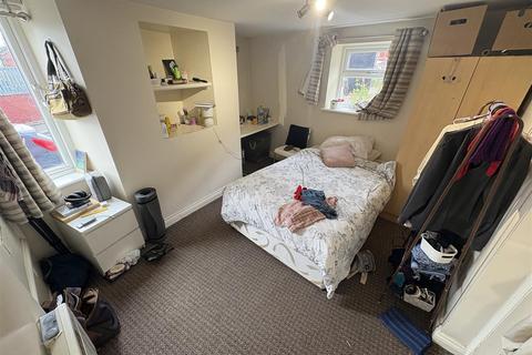 1 bedroom apartment to rent, Wetherby Grove, Burley, Leeds, LS4 2JH