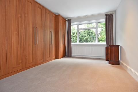 24 Kelvedon Close, Kingston Upon Thames, KT2 5LG