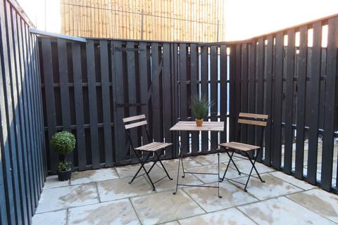 1 bedroom in a flat share to rent, Premium Studio with Courtyard, Opto Village, Luton, LU1