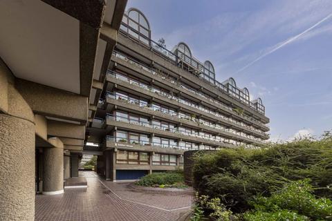 Studio to rent, Barbican, London EC2Y