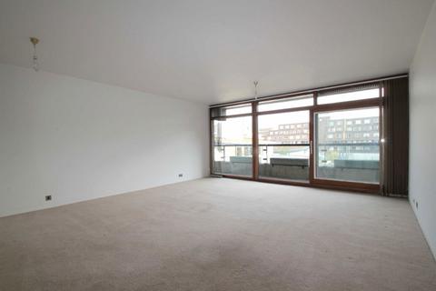 Studio to rent, Barbican, London EC2Y