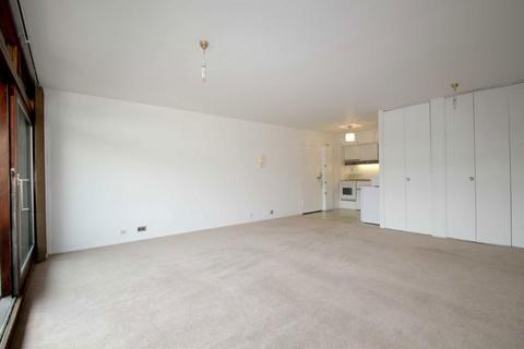 Studio to rent, Barbican, London EC2Y