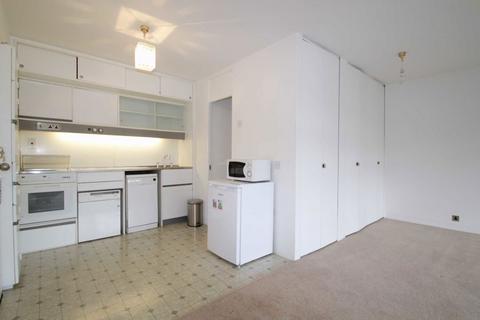 Studio to rent, Barbican, London EC2Y