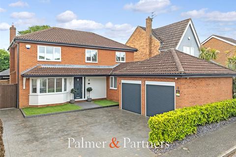4 bedroom detached house for sale, Raycliff Avenue, Clacton-on-Sea, Essex, CO15