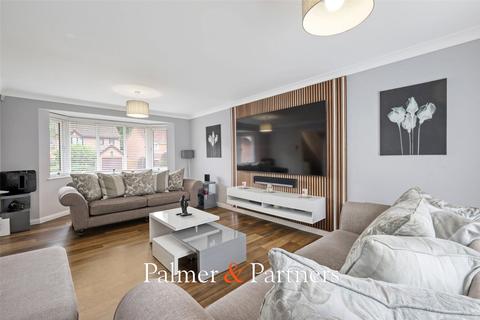 4 bedroom detached house for sale, Raycliff Avenue, Clacton-on-Sea, Essex, CO15