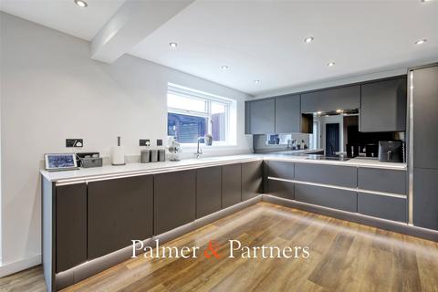 4 bedroom detached house for sale, Raycliff Avenue, Clacton-on-Sea, Essex, CO15