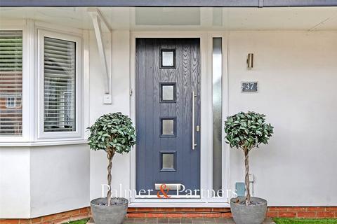 4 bedroom detached house for sale, Raycliff Avenue, Clacton-on-Sea, Essex, CO15