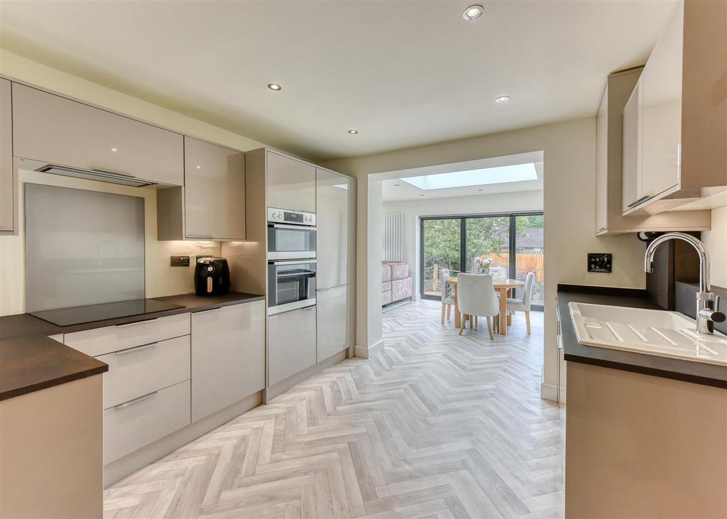224 Castlecroft Road-kitchen1.jpg