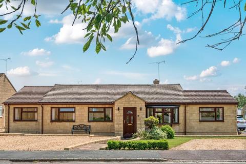 10 Larksfield Close, Carterton, OX18 3SY