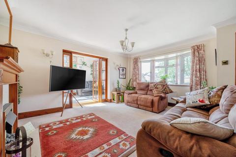 10 Larksfield Close, Carterton, OX18 3SY