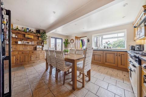 10 Larksfield Close, Carterton, OX18 3SY