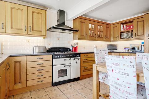 10 Larksfield Close, Carterton, OX18 3SY