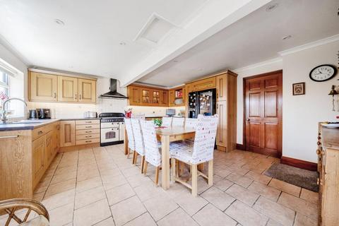 10 Larksfield Close, Carterton, OX18 3SY