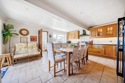 10 Larksfield Close, Carterton, OX18 3SY