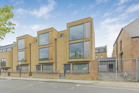 3 bedroom terraced house to rent, Balham New Road, London, SW12