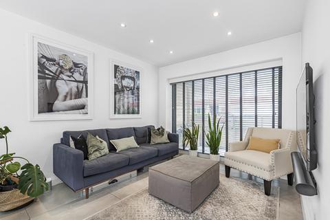 3 bedroom terraced house to rent, Balham New Road, London, SW12