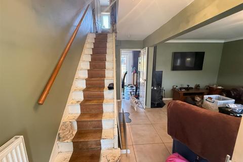 98 Beechfield Walk, Waltham Abbey, EN9 3AA