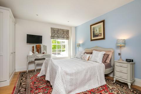 4 Connaught Square, Winchester, SO22 5QQ
