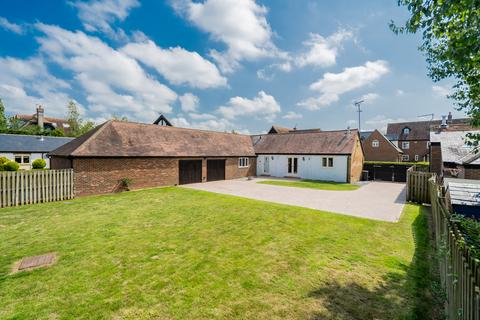 3 bedroom barn conversion to rent, Poplars End Park Road, Dunstable, LU5