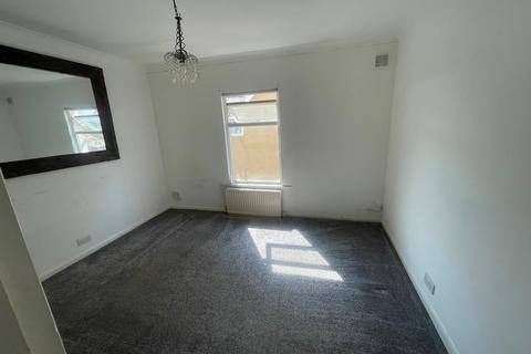 2 bedroom flat to rent, Ashford, TW15