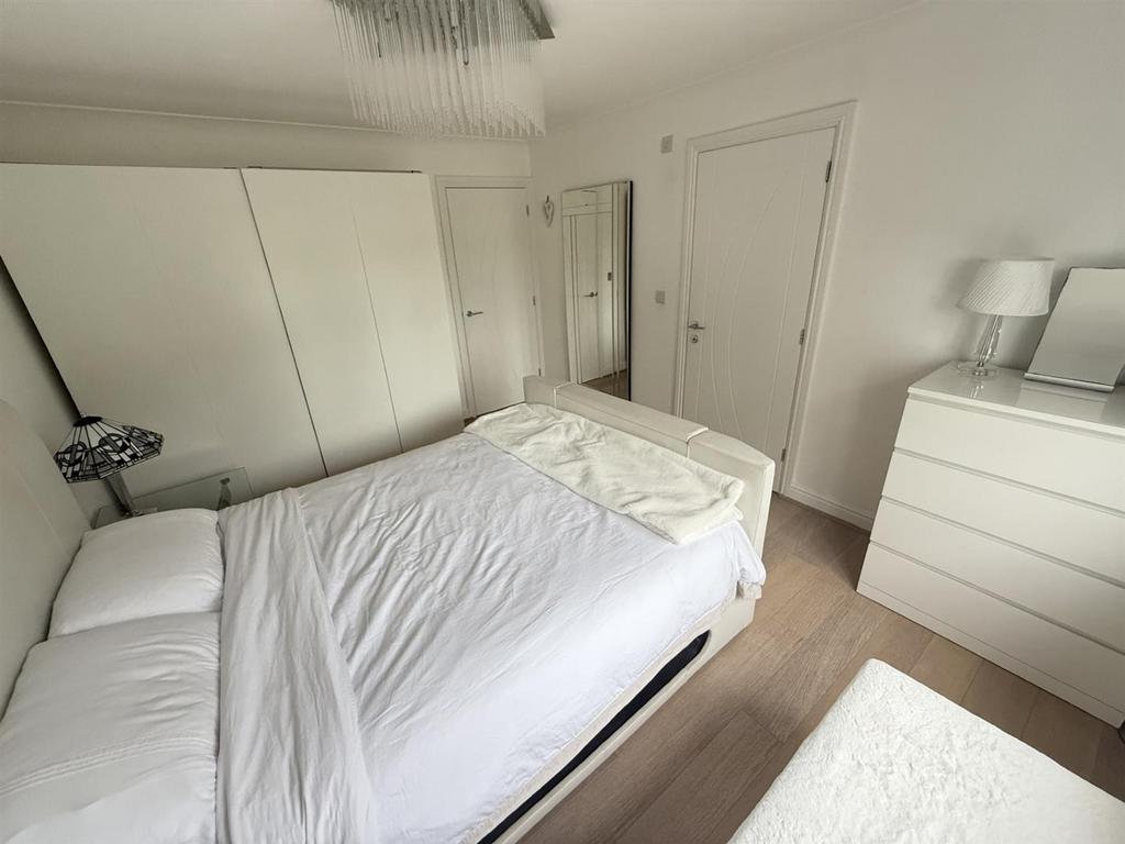 Bed2.jpg