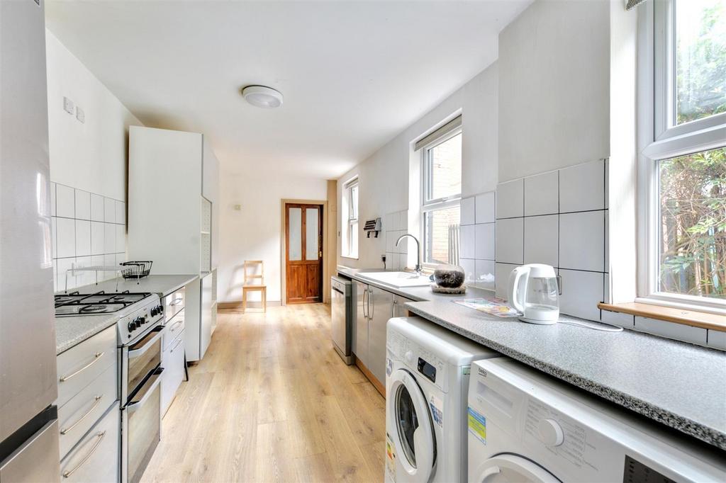 Kitchen 2.jpeg