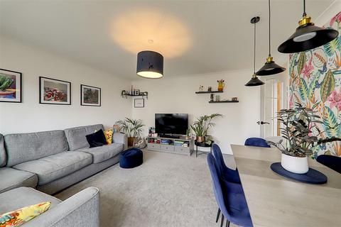 2 bedroom flat for sale, Boundary Road, Worthing BN11