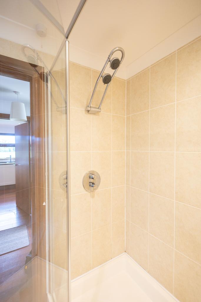 En suite to principle bedroom 3