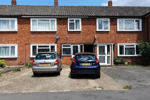Fountains Avenue, Hanworth