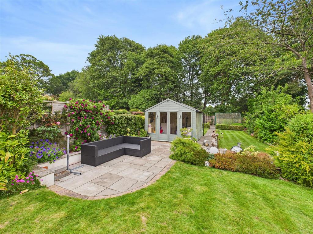 Patio &amp; Summerhouse