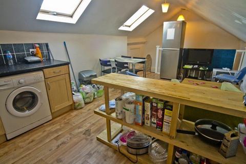 3 bedroom flat to rent, *£550PCM INCLUDING BILLS* Gordon Road, West Bridgford