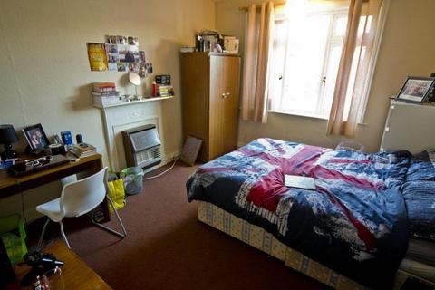 3 bedroom flat to rent, *£550PCM INCLUDING BILLS* Gordon Road, West Bridgford